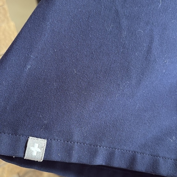 FIGS vneck short sleeve 2 front pocket Tech Collection scrub shirt navy blue - Picture 6 of 16